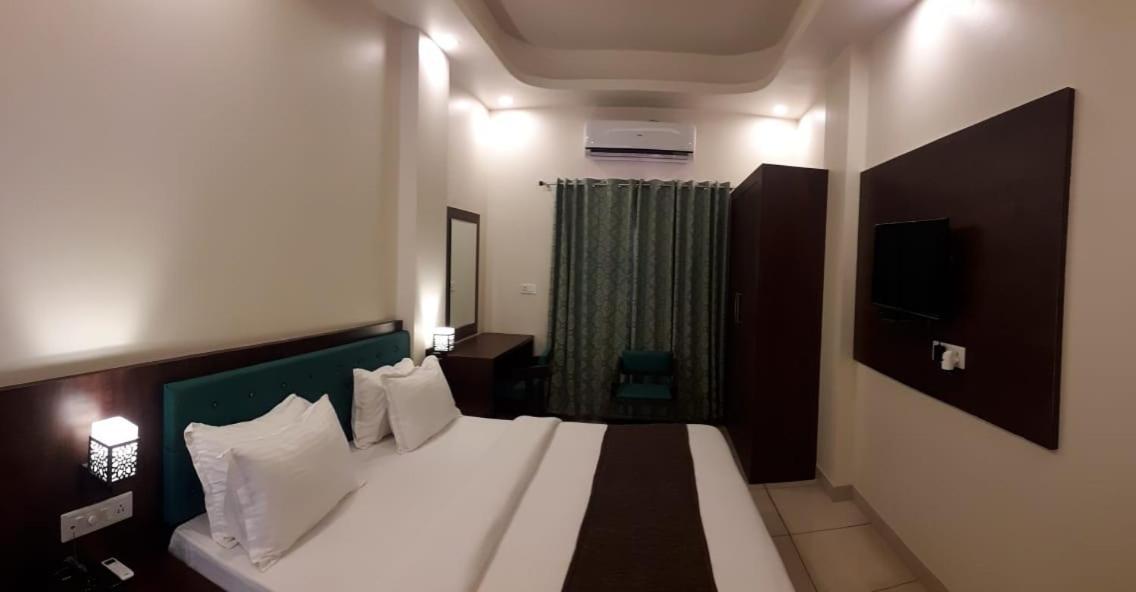 Hotel Paradise Inn Удайпур Екстериор снимка